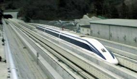 Maglev train hits 550 kph world